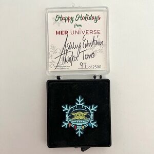 Her Universe Baby yoda signed Ashley Eckstein pin numbered 2021 Grogu child